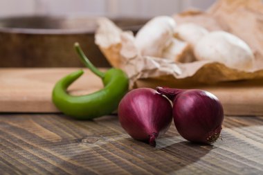 Soğan mantar ve biber biber 