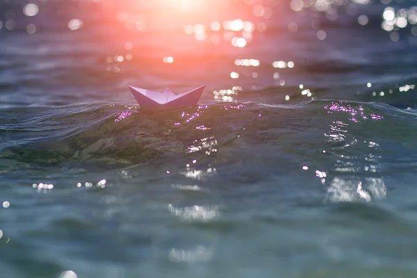 En papirbåt i sjøen – stockfoto