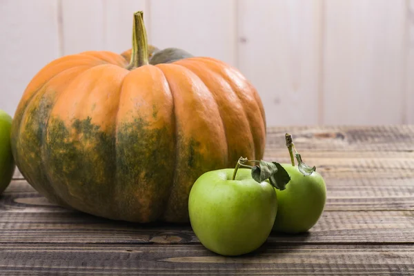 Pumpkin and apples — Stock Photo, Image