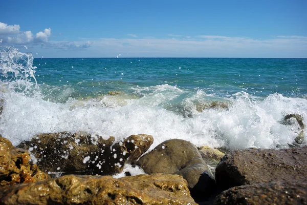 Морські хвилі вразили кам'яне узбережжя — стокове фото