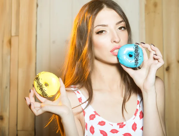 Jeune femme aux beignets — Photo