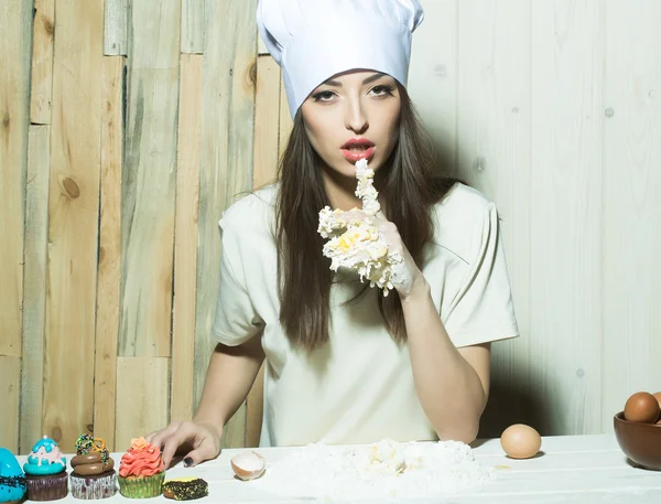 Woman making desserts — Stock Photo, Image