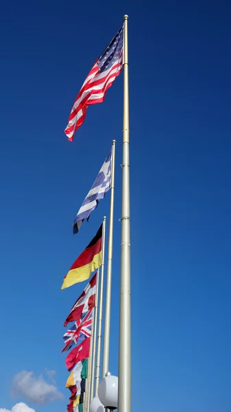 Vlajkové stožáry s národní vlajky — Stock fotografie