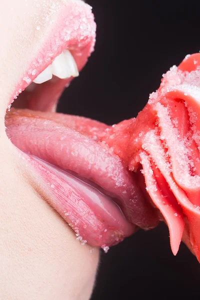 Labios femeninos y crema — Foto de Stock