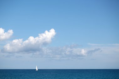 Güzel beyaz yelkenli tekne offshore