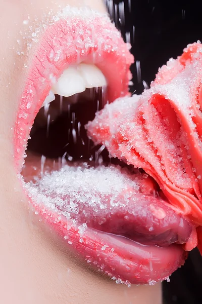 Weibliche Lippen und Creme — Stockfoto