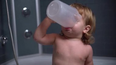 banyo içme suyu ve dökülen su kendini banyoya oynayan 4k güzel bebeğim