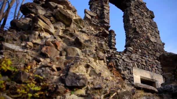 Mura in pietra del castello in rovina, le rovine di una fortezza medievale — Video Stock