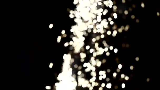 Schöner Hintergrund Bokeh Gold auf schwarzem Hintergrund, Sprühfeuer — Stockvideo