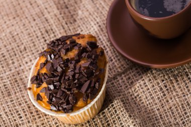 Sıcak kek çikolata ile