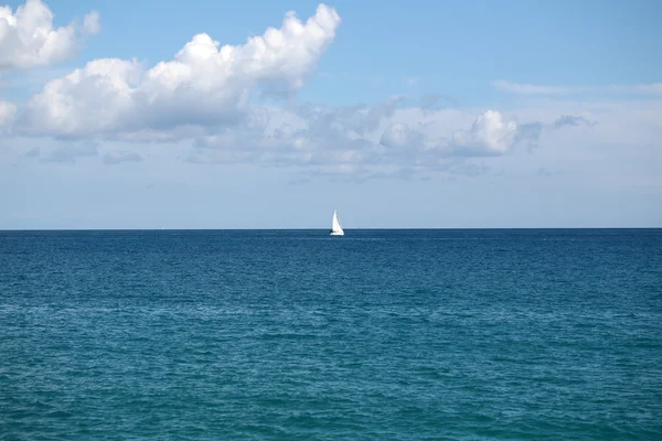 Indah kapal berlayar putih lepas pantai — Stok Foto