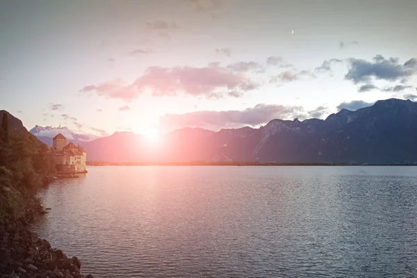 Zonsondergang op de oever van het meer — Stockfoto