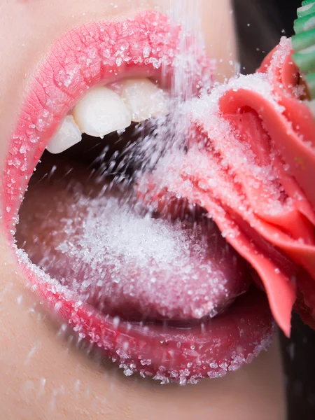 Weibliche Lippen und Creme — Stockfoto