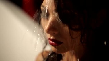 Duşta makyajlı kız