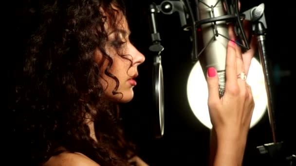 Kayıt stüdyosunda güzel kıvırcık kız — Stok video