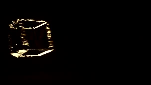 Κύβος σε πυρκαγιά σε μαύρο φόντο — Αρχείο Βίντεο