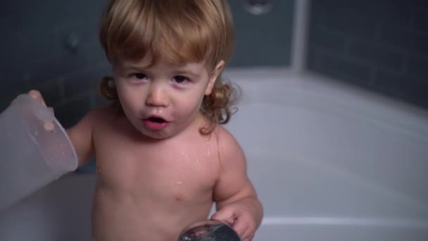 4K Красива кучерява дитина в душі питна вода — стокове відео