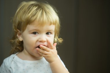 Sevimli küçük çocuk yemek