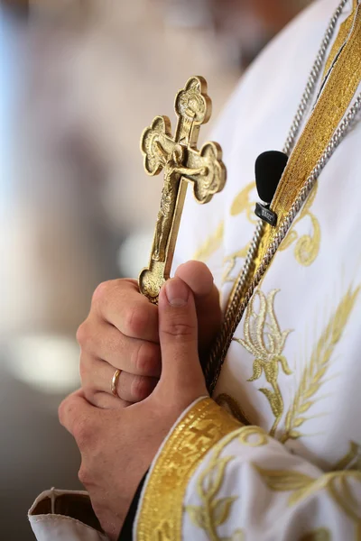 Krásný kříž v rukou kněze — Stock fotografie
