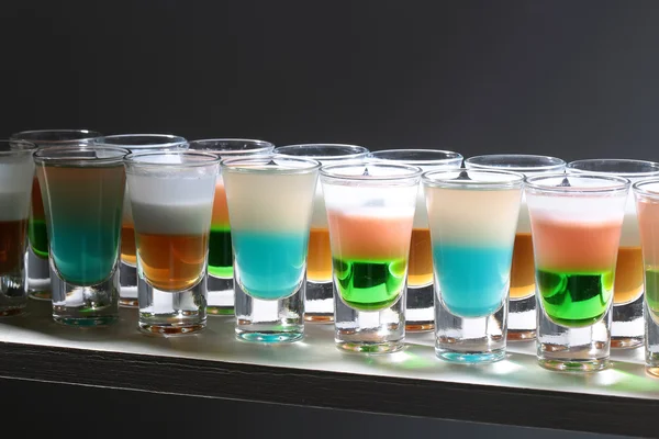 Reihen von leckeren Shots Cocktails — Stockfoto