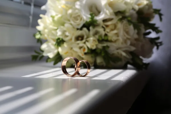 무리에 가까운 두 개의 결혼 반지 — 스톡 사진