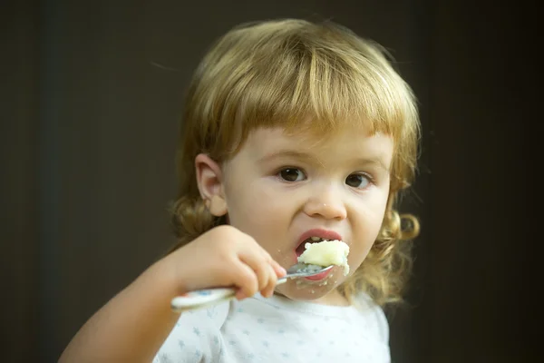 Küçük çocuk yemek — Stok fotoğraf