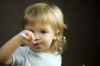 küçük çocuk yemek