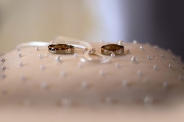 İki sevimli altın yüzük