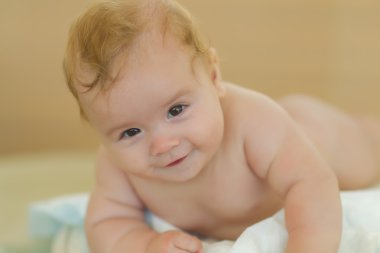 erkek bebek battaniye üzerinde