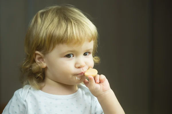 Cute little boy eating — Stock Photo, Image