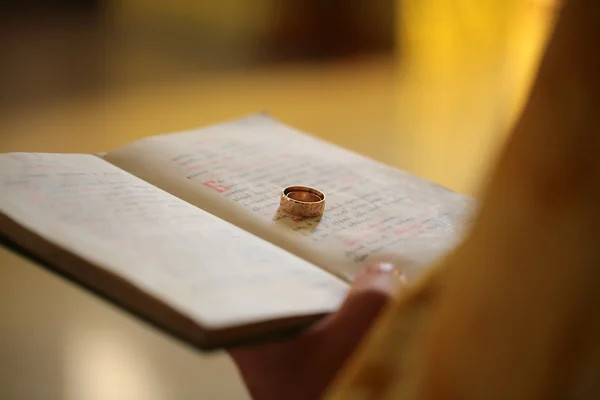 Duas belas alianças de casamento — Fotografia de Stock