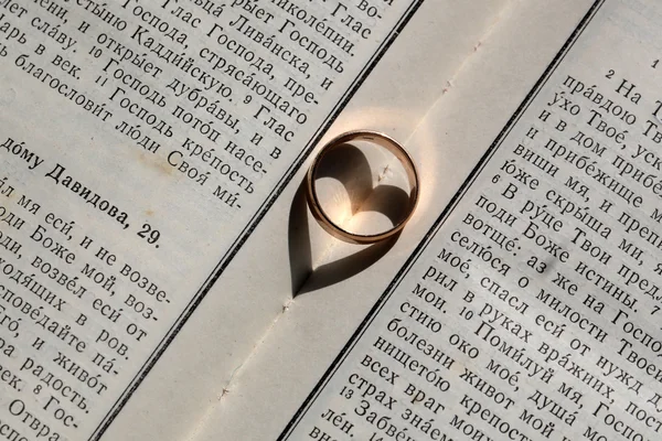 성경에 우아한 반지 — 스톡 사진