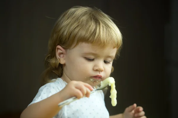 Ragazzo mangiare porridge — Foto Stock