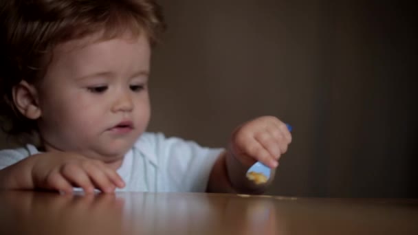 Menino come sozinho — Vídeo de Stock