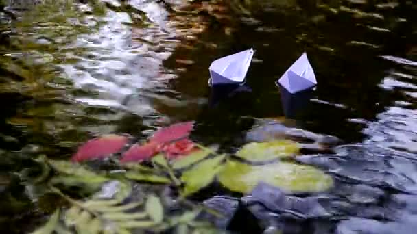 Hermoso barco de papel blanco flotando en el río — Vídeo de stock