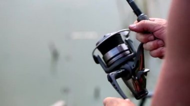 Nehir, nehir kıyısında bir olta ile balıkçı balıkçılık. Makara iplik ile bir balık adam balıkçı yakalar