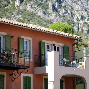 Pişmiş toprak cephe ile pitoresk ev