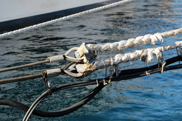 Uitbreiding van de witte nautische touwen — Stockfoto