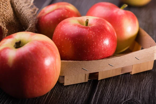 Pommes savoureuses en boîte — Photo