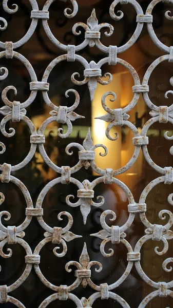 Decoratieve venster bewaker met bars — Stockfoto