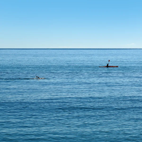 Pessoas nadando e remando no mar — Fotografia de Stock