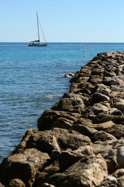 Un yate en un hermoso paisaje marino —  Fotos de Stock