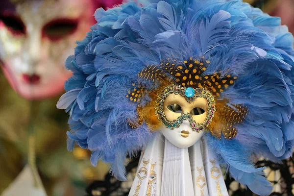 Máscara veneciana de carnaval con pluma — Foto de Stock