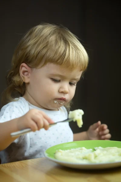 Kleiner Junge isst — Stockfoto