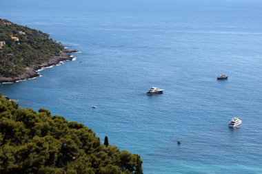 Dağ sahne ve deniz manzarası
