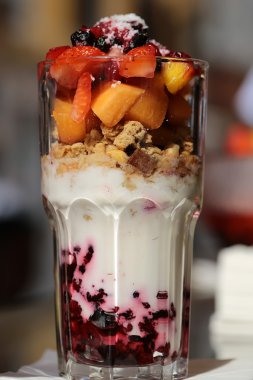 Yoğurtlu kıyılmış meyve salatası