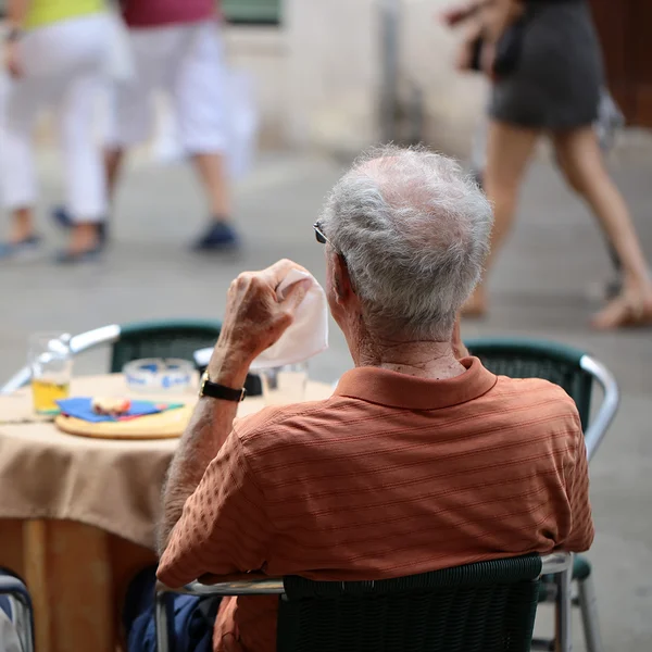 Homem sênior no café de rua — Fotografia de Stock