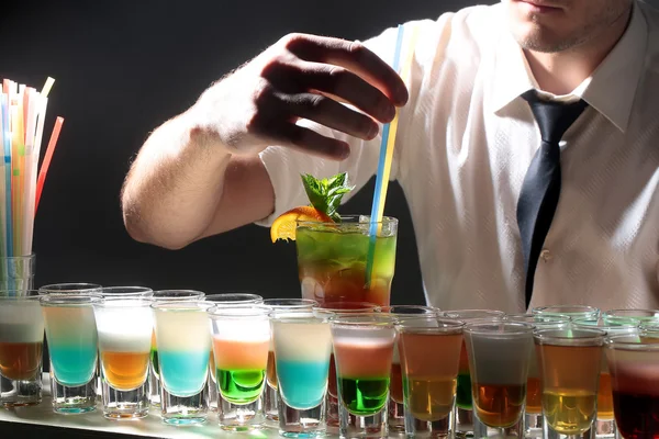 Rangée de nombreux cocktails — Photo