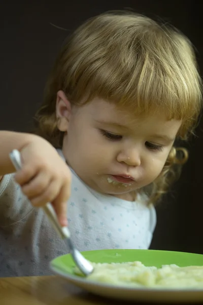 Küçük çocuk yemek — Stok fotoğraf