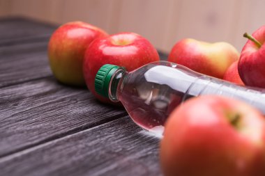 Elma yakınındaki tek şişe